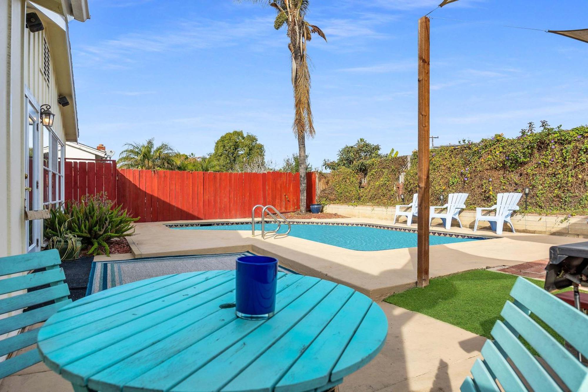 Backyard Oasis With Pool And 15 Min To Everything Holiday home